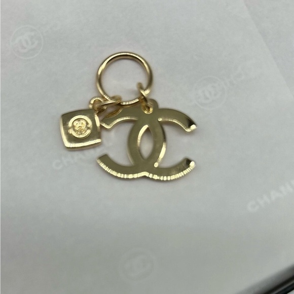 Chanel Holiday Charm 2023 with limited edition novelty box - Picture 2 of 4